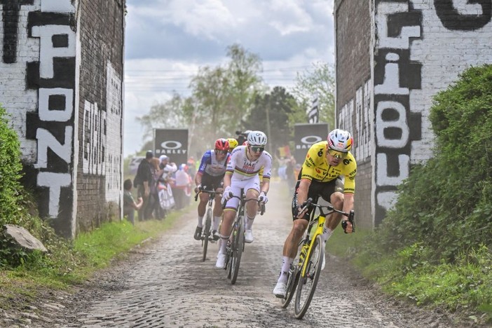 La Parigi-Roubaix a Wout Van Aert, battuto in volata Tadej Pogacar La Parigi-Roubaix a Wout Van Aert, battuto in volata Tadej Pogacar