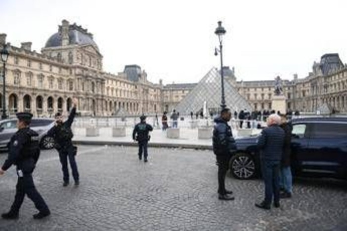 Colpo al Louvre, altri quattro fermi per il furto dei gioielli della corona francese