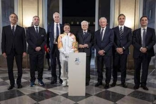 Milano Cortina 2026, la fiamma olimpica è arrivata in Italia ed è stata consegnata a Mattarella Milano Cortina 2026, la fiamma olimpica è arrivata in Italia ed è stata consegnata a Mattarella