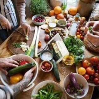 Diabete, cosa mangiare e cosa evitare a tavola: i cibi promossi e bocciati Diabete, cosa mangiare e cosa evitare a tavola: i cibi promossi e bocciati