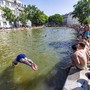 Ondata di caldo in Europa: nuovo record in Francia, scuole chiuse e treni cancellati in Gb