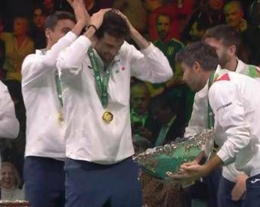 Bolelli alza la Coppa Davis, ma... la rompe (poi l'aggiusta)