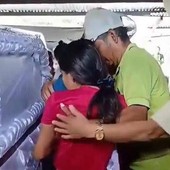 Si sveglia durante il funerale, ragazza di 15 anni 'resuscita'
