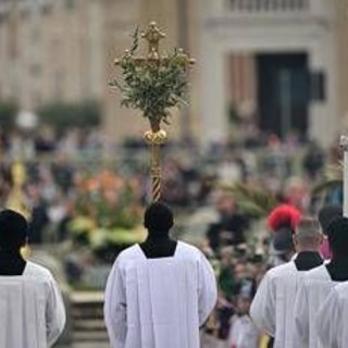 Papa, omelia per la Domenica delle Palme: &quot;Portiamo la croce di chi soffre accanto a noi&quot;