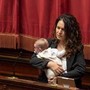 Legge elettorale, Barzotti in aula con il figlia piccola per seguire Conte Legge elettorale, Barzotti in aula con il figlia piccola per seguire Conte