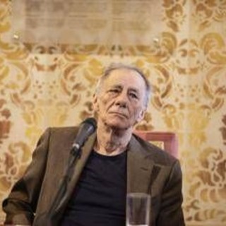 Roberto Vecchioni si prende un'altra pausa: "Statemi vicino" Roberto Vecchioni si prende un'altra pausa: "Statemi vicino"