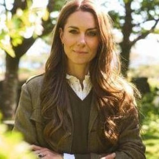 Kate Middleton, la nuova foto dove non sorride è un inno alla natura