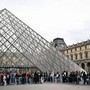 Furto al Louvre, le ipotesi sul gruppo di ladri: "Più di 4, nessuna evidenza di un complice nel museo" Furto al Louvre, le ipotesi sul gruppo di ladri: "Più di 4, nessuna evidenza di un complice nel museo"