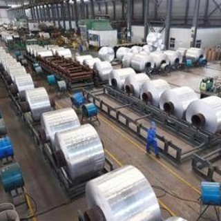 Stretto di Hormuz chiuso, non solo gas e petrolio ma anche un altro rischio: la crisi dell'alluminio