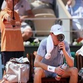 Sinner, crollo fisico al Roland Garros per una 'cascata fisiologica': cosa è successo Sinner, crollo fisico al Roland Garros per una 'cascata fisiologica': cosa è successo
