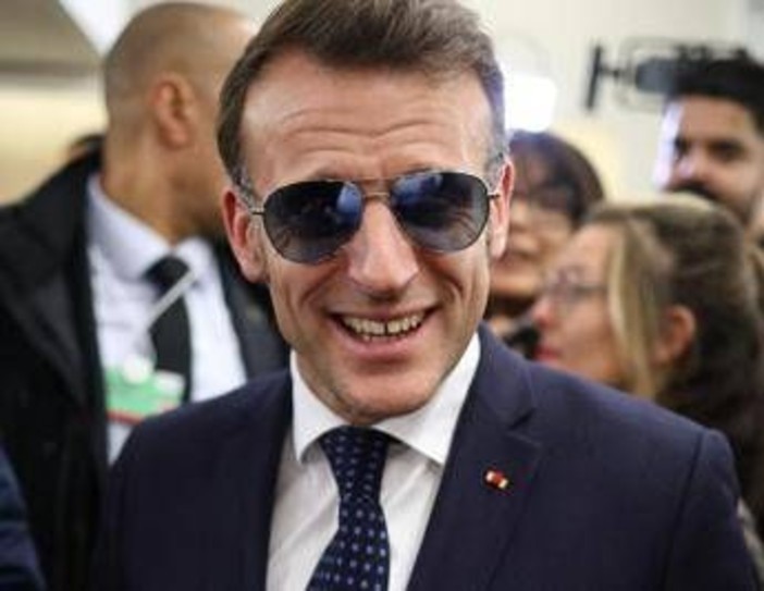 Macron e il look 'Top Gun' a Davos: occhiali specchiati tra stile e ironia sui social