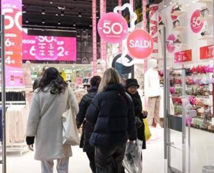 Saldi invernali 2026, dalla Lombardia al Lazio: quando iniziano