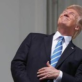 Trump, faccia a faccia con l'eclissi: occhi puntati al sole e niente occhiali
