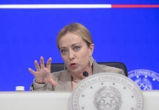 Sondaggio politico: Fratelli d'Italia stabile al comando, su Forza Italia