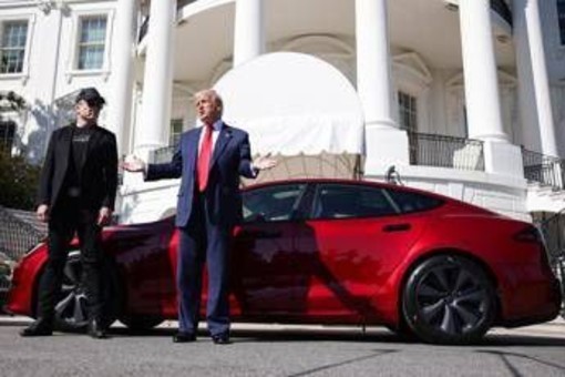 Tesla, utili crollano e Musk prepara addio a Trump