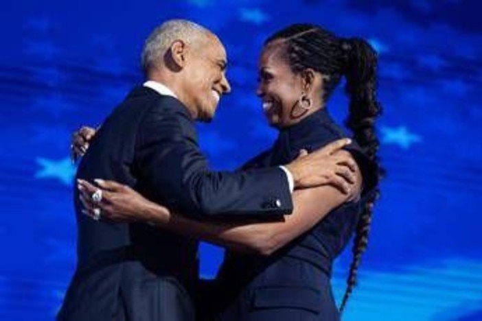 Michelle Obama smentisce voci divorzio: &quot;Vissuto momenti difficili ma mai pensato di lasciarlo&quot;