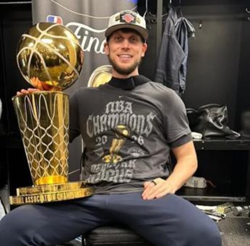 Riccardo Fois campione Nba con i Knicks: "Un successo storico, ora sogno il Mondiale con l’Italia" Riccardo Fois campione Nba con i Knicks: "Un successo storico, ora sogno il Mondiale con l’Italia"