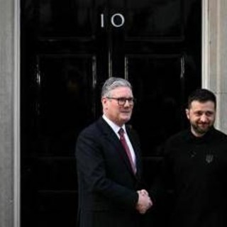 Ucraina, Londra vara 100 nuove sanzioni contro la Russia. Nuovo pacchetto dall'Ue