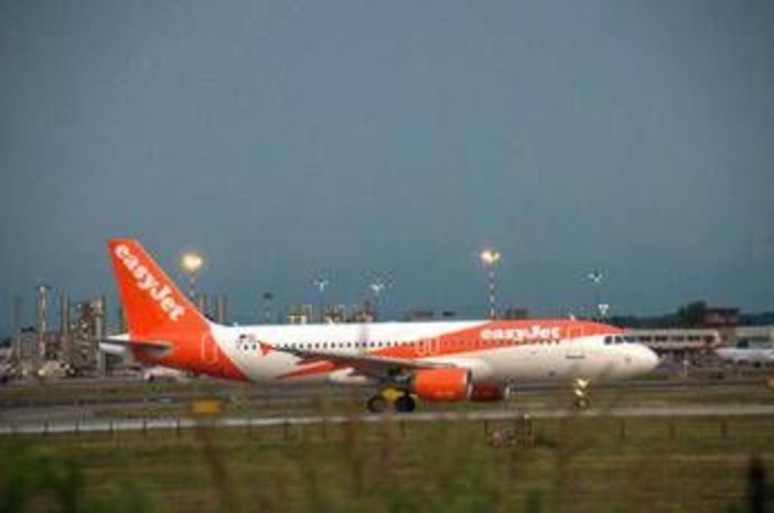 Due aerei si urtano in pista a Manchester, breve stop voli