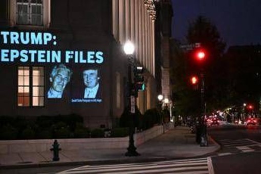 Trump, New York Times: &quot;Organizzò festa con sole donne e un unico invitato: Epstein&quot;