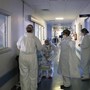 Covid, medici radiati vengono reintegrati. Burioni e Bassetti: "Vergogna" Covid, medici radiati vengono reintegrati. Burioni e Bassetti: "Vergogna"
