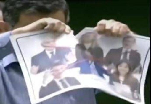 Iran, deputato straccia foto dei leader europei: c'è anche Mattarella. Tajani convoca l'ambasciatore Iran, deputato straccia foto dei leader europei: c'è anche Mattarella. Tajani convoca l'ambasciatore