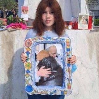 Papa, la gioia della 13enne Varvara per le dimissioni: "Ho avuto il cancro, vorrei restituirgli quell'abbraccio"