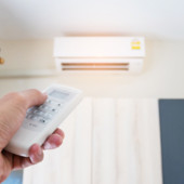 Caldo, condizionatori sempre accesi e quasi 150 euro in bolletta: 10 consigli per risparmiare Caldo, condizionatori sempre accesi e quasi 150 euro in bolletta: 10 consigli per risparmiare