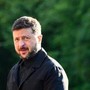 Ucraina, Zelensky firma legge che frena anticorruzione: migliaia protestano in piazza