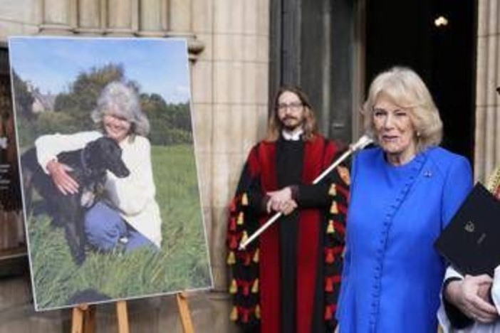 Camilla si inchina alla 'regina' dei romanzi rosa, l'omaggio a Jilly Cooper