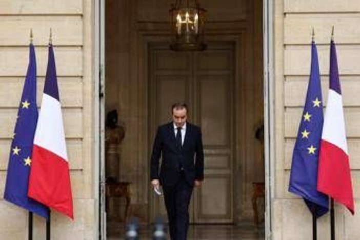 Francia, Lecornu si dimette: è il premier con il mandato più breve della Quinta Repubblica Francia, Lecornu si dimette: è il premier con il mandato più breve della Quinta Repubblica