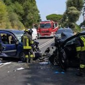 Incidente a Roma, scontro fra due auto in via Appia: un morto e due feriti Incidente a Roma, scontro fra due auto in via Appia: un morto e due feriti