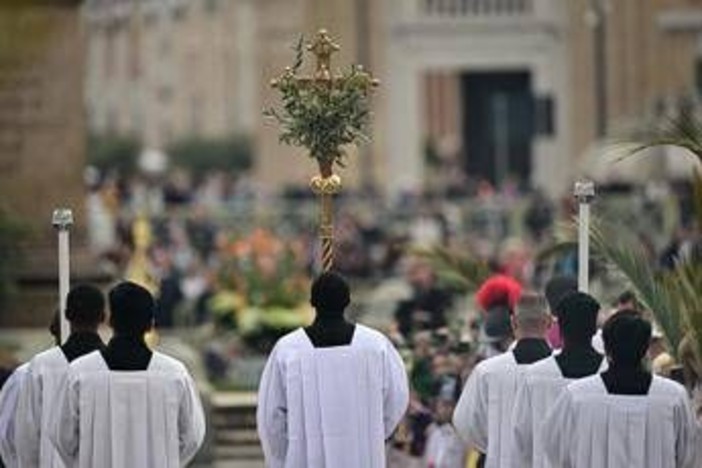 Papa, omelia per la Domenica delle Palme: &quot;Portiamo la croce di chi soffre accanto a noi&quot;