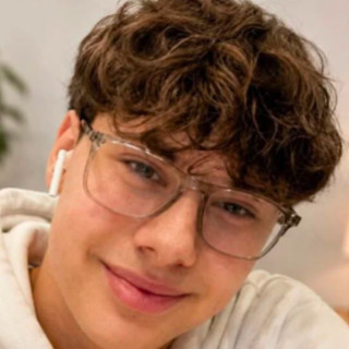 Vicenza, Leonardo Cortese muore in piscina a 19 anni: ipotesi sfida di apnea con l'amico