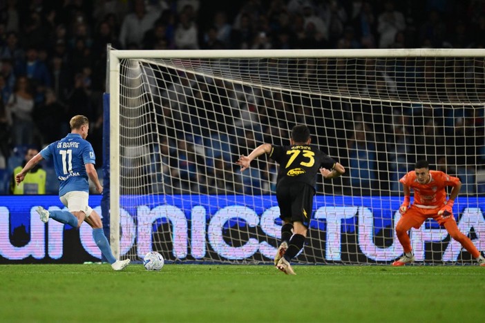 Doppietta De Bruyne e gol di Lang, al Maradona il Napoli batte 3-0 il Frosinone Doppietta De Bruyne e gol di Lang, al Maradona il Napoli batte 3-0 il Frosinone