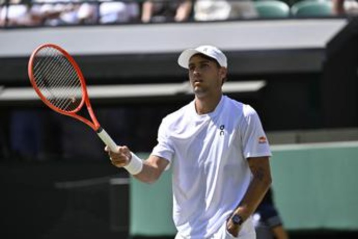 Wimbledon, nervosismo Cobolli: gesto polemico e lite con il suo angolo