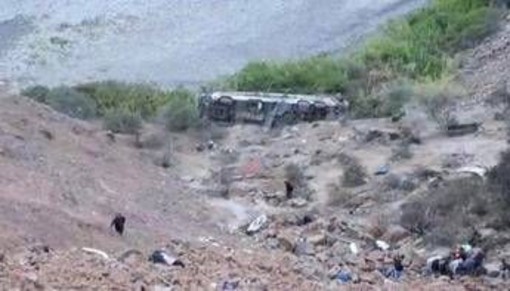 Incidente nel sud del Perù, bus finisce in un burrone: almeno 37 morti Incidente nel sud del Perù, bus finisce in un burrone: almeno 37 morti