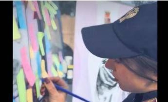 'Ciò che l'amore non è', su Camper rosa della Polizia i post-it contro la violenza di genere