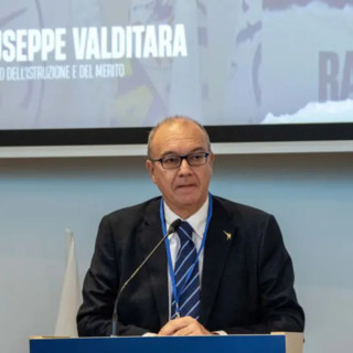 Valditara “Sul divieto uso dei social per under 16 decide il Parlamento”