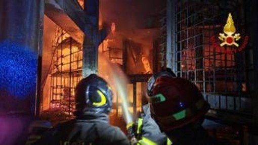 Catania, incendio in centro fieristico: la situazione oggi