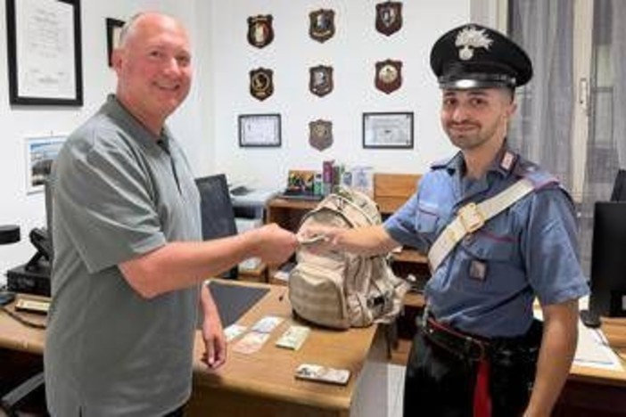 Turista dimentica zaino con oltre 2mila dollari sul treno Civitavecchia-Roma, cittadino gli salva la vacanza Turista dimentica zaino con oltre 2mila dollari sul treno Civitavecchia-Roma, cittadino gli salva la vacanza