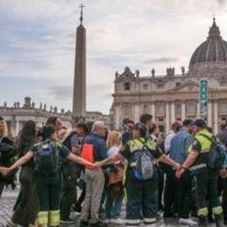 Papa Francesco, San Pietro torna a riempirsi di fedeli per l'omaggio a Bergoglio - Video