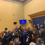 Convegno remigrazione alla Camera, opposizioni occupano sala stampa e cantano Bella Ciao