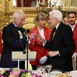 Re Carlo, discorso in italiano alla Camera. Poi con Camilla dal Papa e a cena al Quirinale