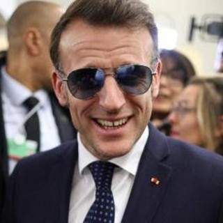 Macron e il look 'Top Gun' a Davos: occhiali specchiati tra stile e ironia sui social Macron e il look 'Top Gun' a Davos: occhiali specchiati tra stile e ironia sui social