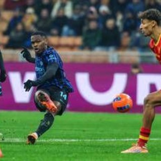 Bonny cade in area, ma Veiga colpisce il pallone: 'giallo' rigore in Inter-Lecce Bonny cade in area, ma Veiga colpisce il pallone: 'giallo' rigore in Inter-Lecce