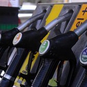 Carburanti, caccia alle risorse per la proroga del taglio delle accise: banche nel mirino della Lega Carburanti, caccia alle risorse per la proroga del taglio delle accise: banche nel mirino della Lega