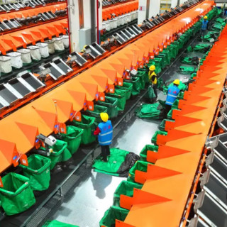 Cina, il settore delle consegne express supera i 180 miliardi di pacchi all’anno