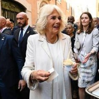 Camilla a Roma si concede un gelato al caramello da Giolitti