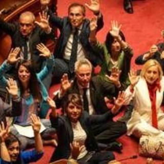 Dl sicurezza, via libera del Senato. Alta tensione e opposizioni sedute in terra per protesta